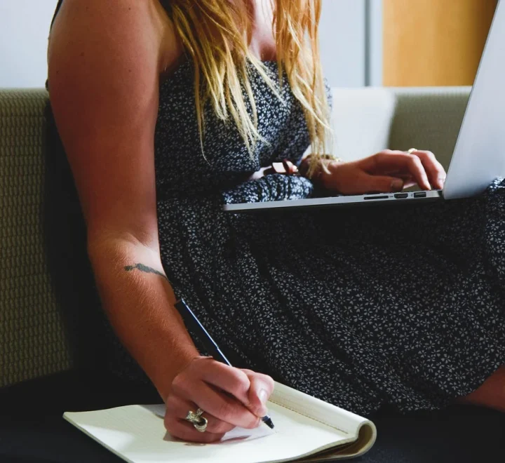 afavorable complementos de mujer online trabajando laptop